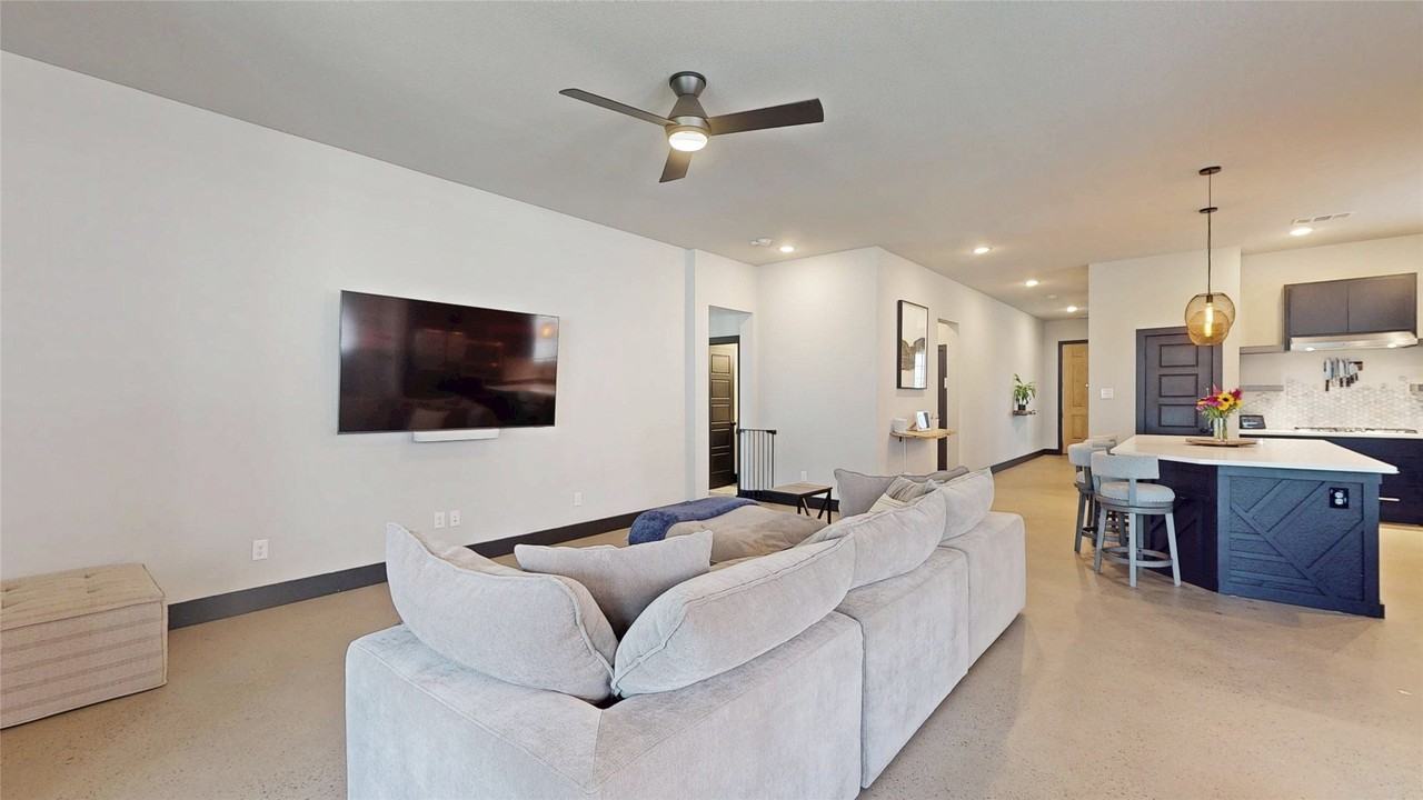 2504 Lazy Dog Ln - Photo 5 of 34