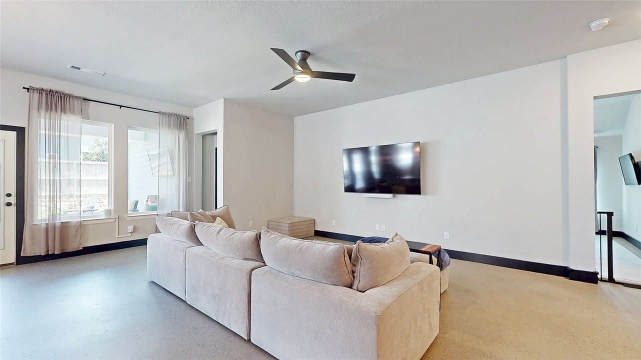 2504 Lazy Dog Ln - Photo 6 of 34