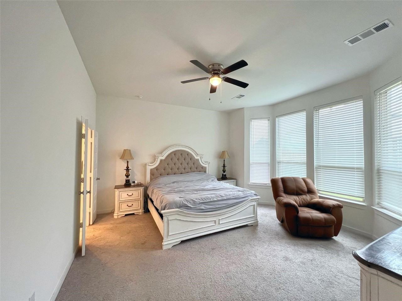 2410 Doncaster Dr - Photo 4 of 21
