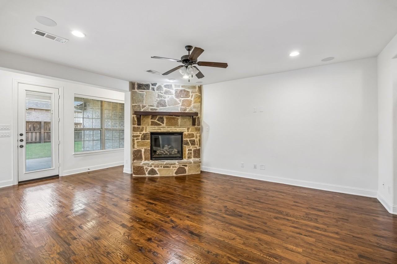 6119 Mulholland Dr - Photo 4 of 26