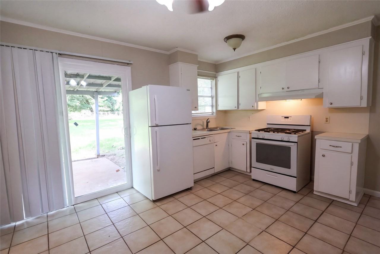 1523 Teekell St - Photo 3 of 16