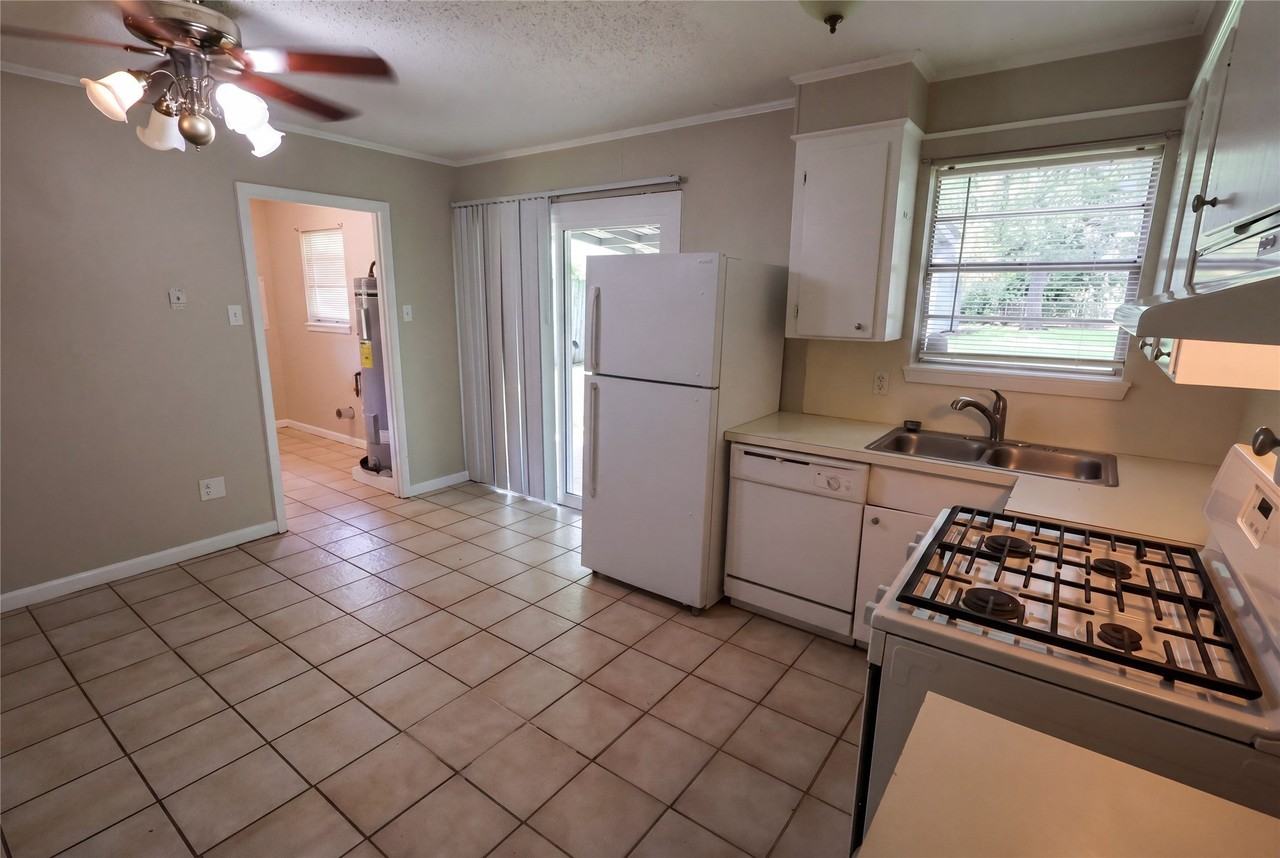 1523 Teekell St - Photo 4 of 16