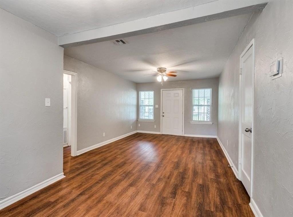 213 W Jacobs Dr - Photo 3 of 15