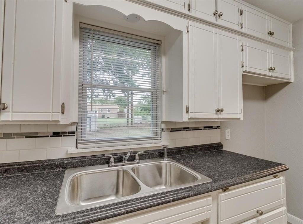 213 W Jacobs Dr - Photo 5 of 15