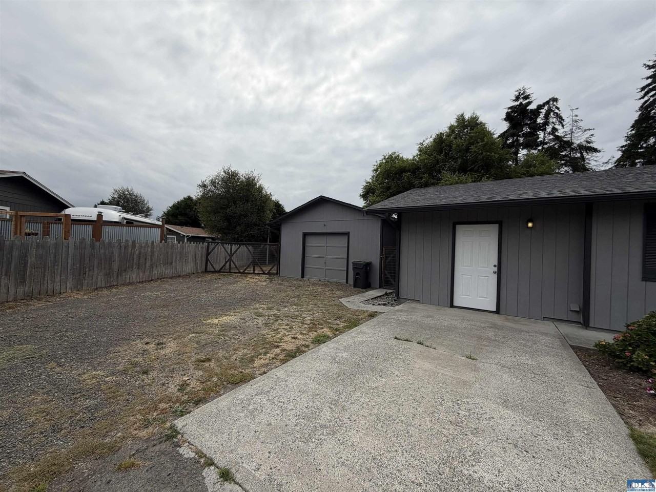 100 W Robert Pl - Photo 2 of 18