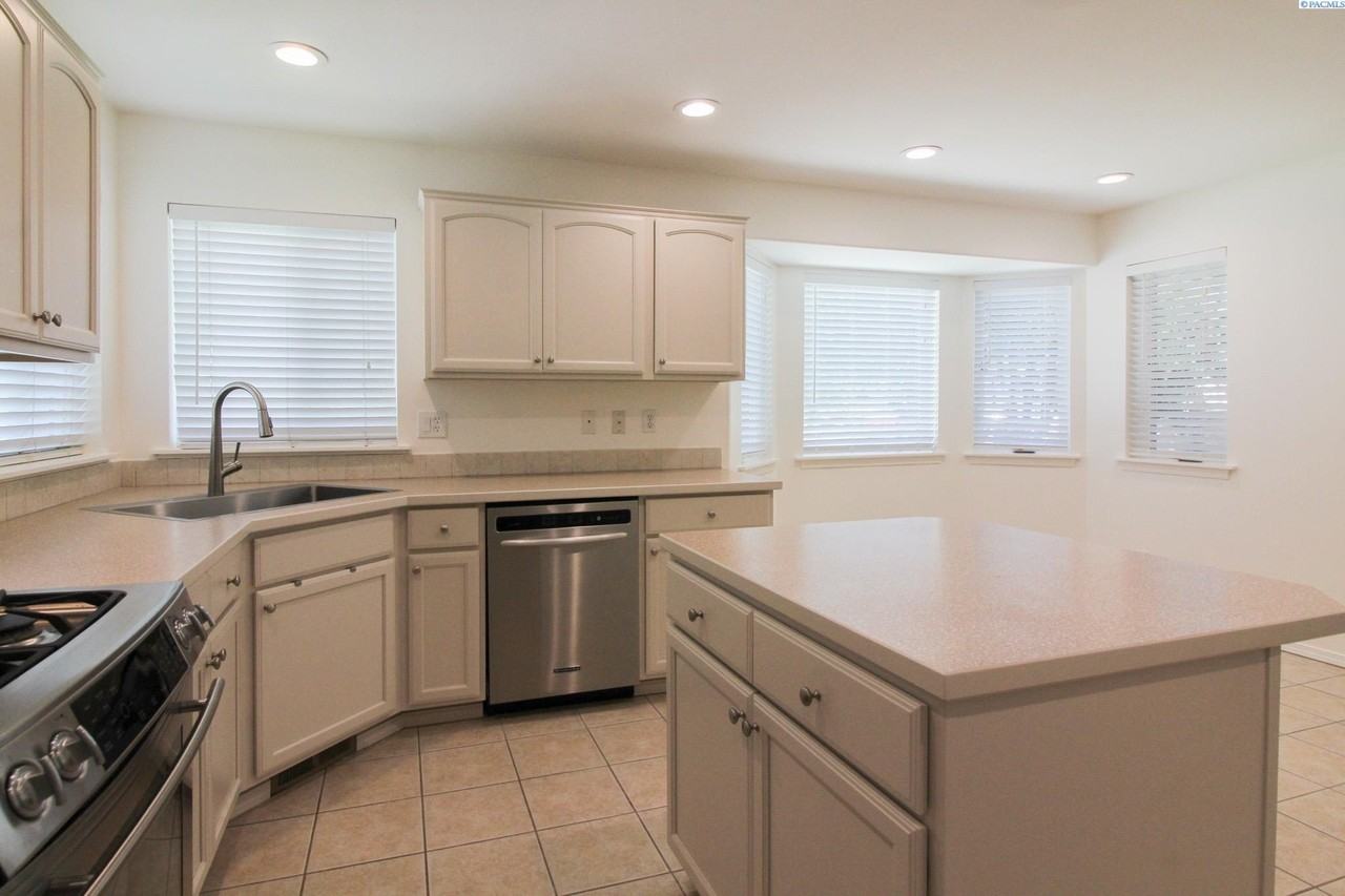 1776 Rowan Ct - Photo 3 of 26