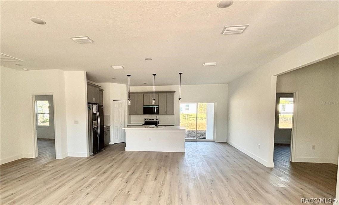 2349 W Oakland Ln - Photo 7 of 19