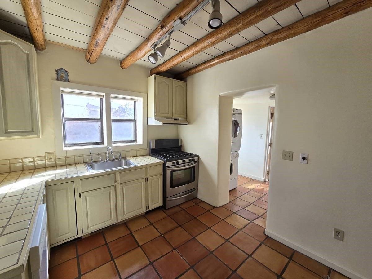 246 Casados St - Photo 3 of 10
