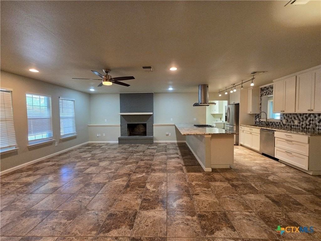 1360 Poppy Ln - Photo 4 of 36