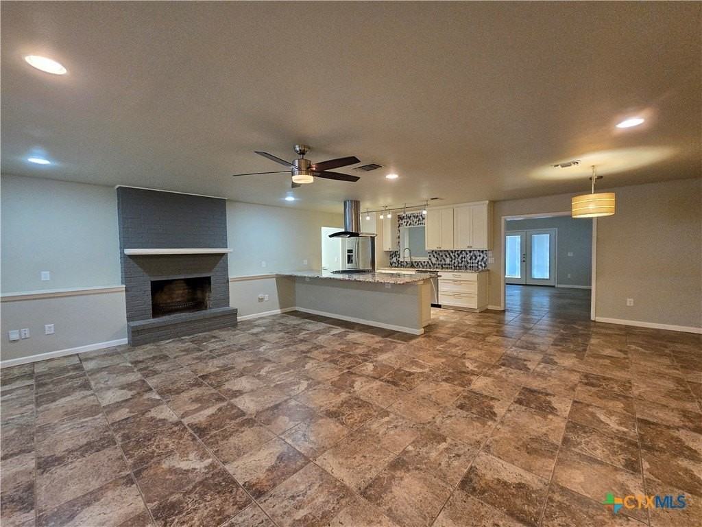 1360 Poppy Ln - Photo 5 of 36