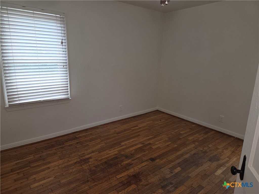 1909 S 15th St - Photo 6 of 7