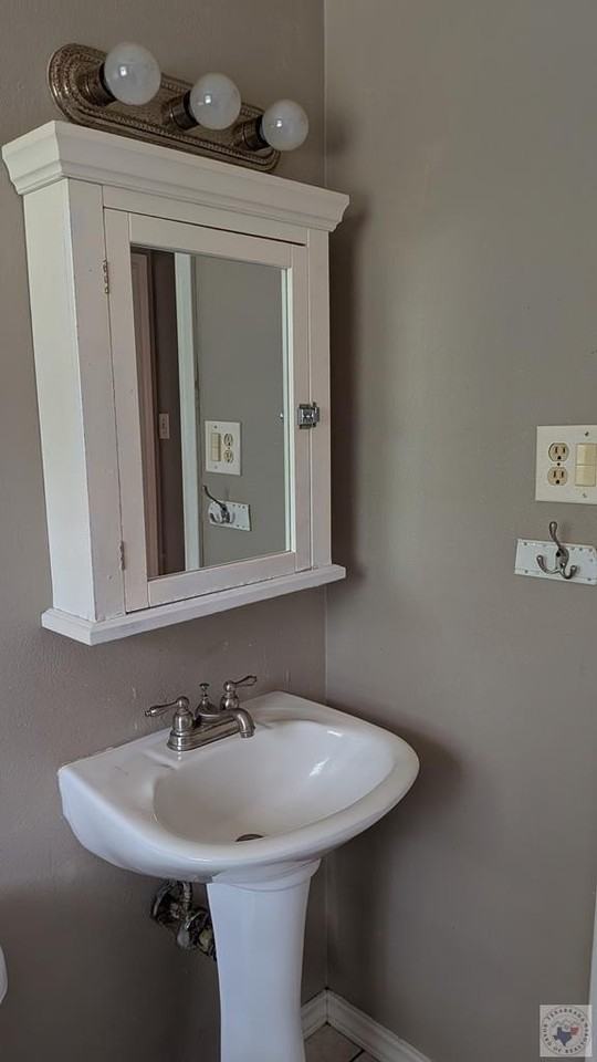 711 Hillview St - Photo 2 of 7