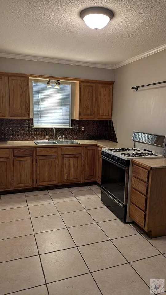 711 Hillview St - Photo 3 of 7