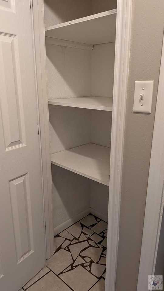 711 Hillview St - Photo 5 of 7