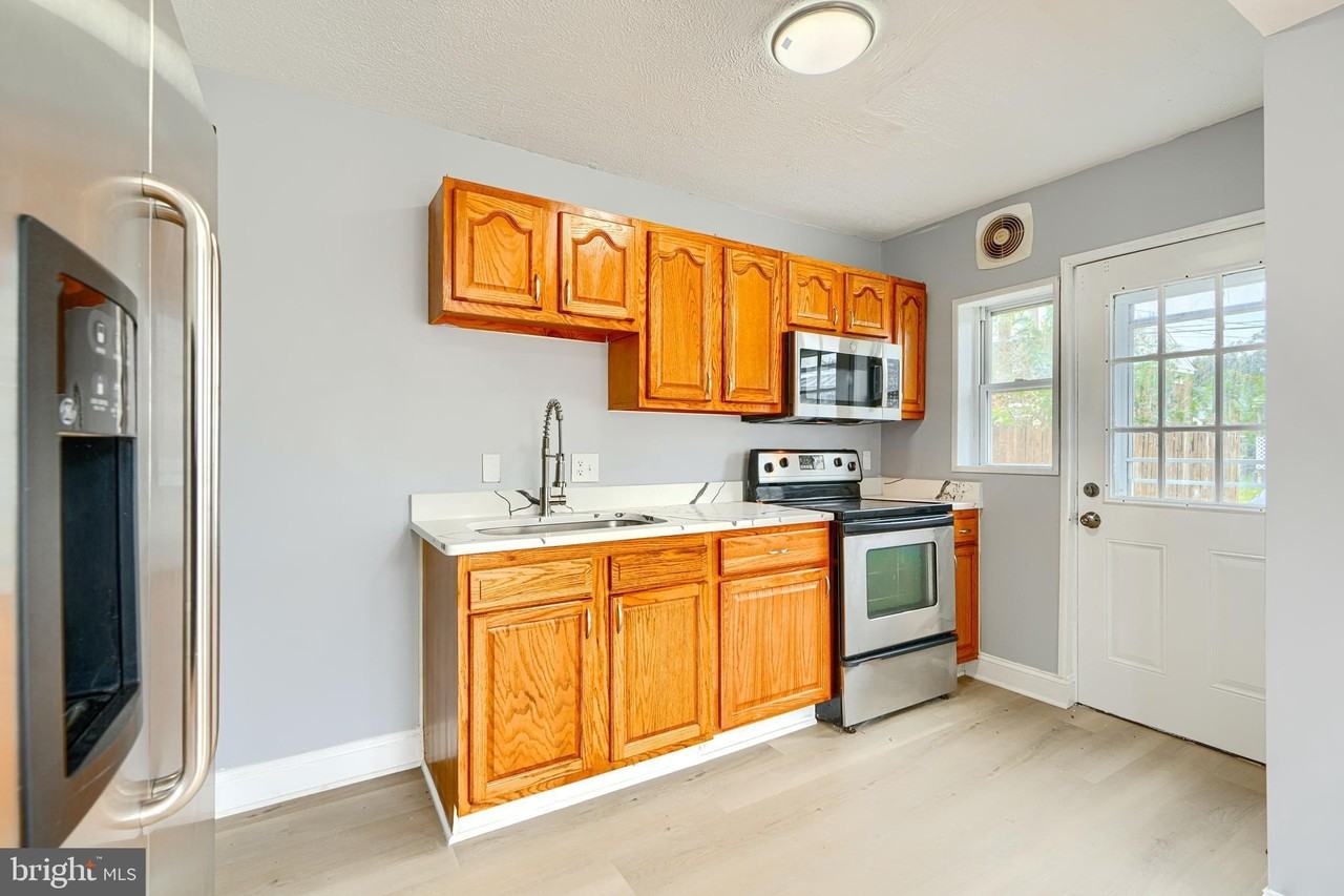 1902 Kelmore Rd - Photo 7 of 27