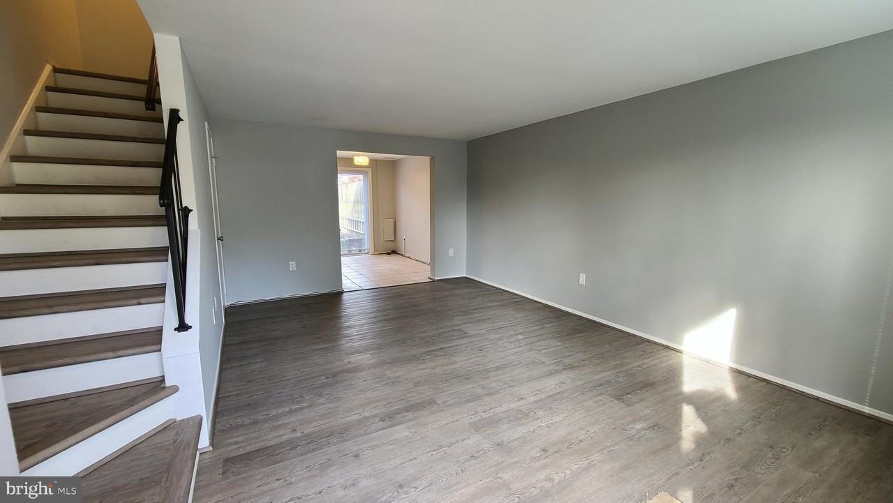 10724 Lester St - Photo 4 of 33