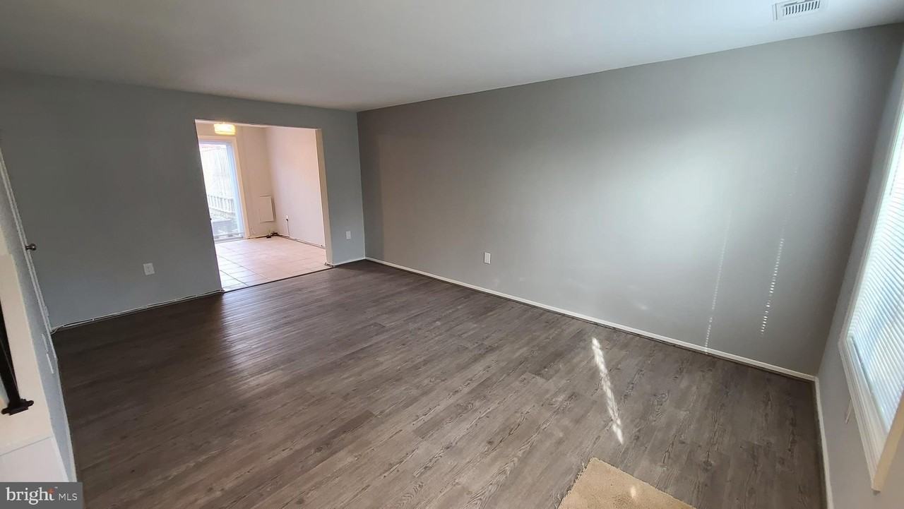 10724 Lester St - Photo 5 of 33