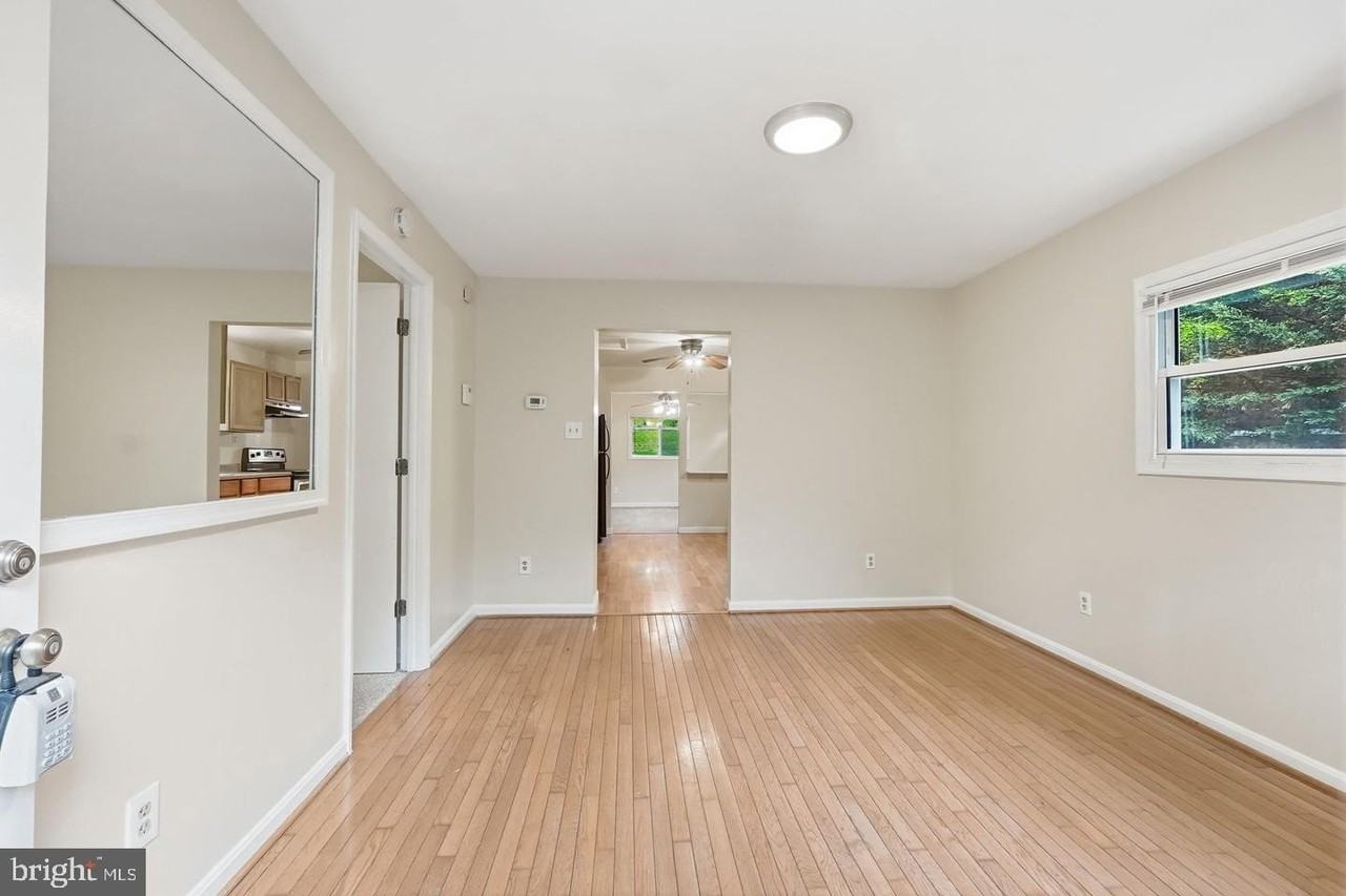 8402 Sleepy Hollow Rd - Photo 3 of 25