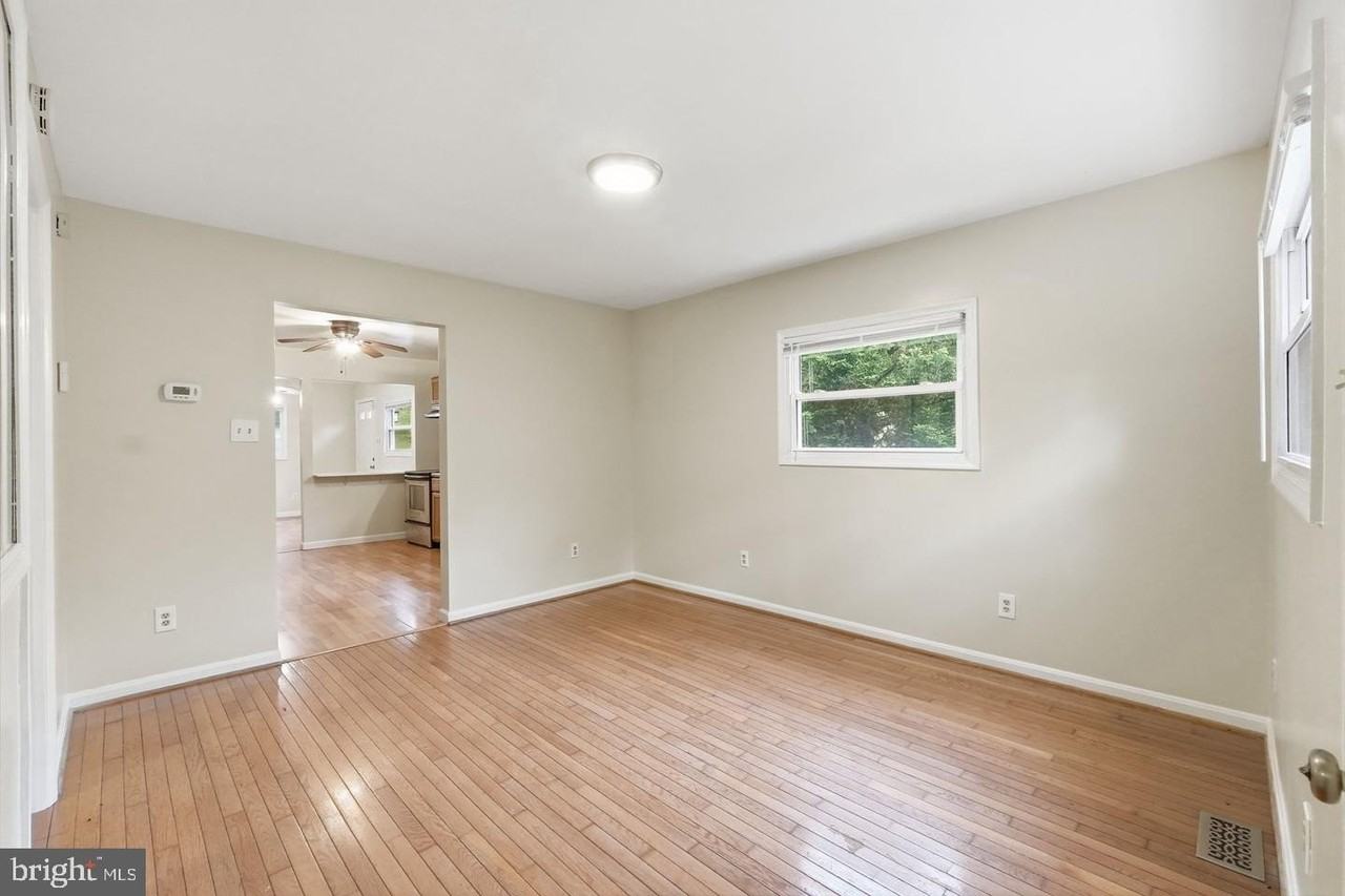 8402 Sleepy Hollow Rd - Photo 4 of 25