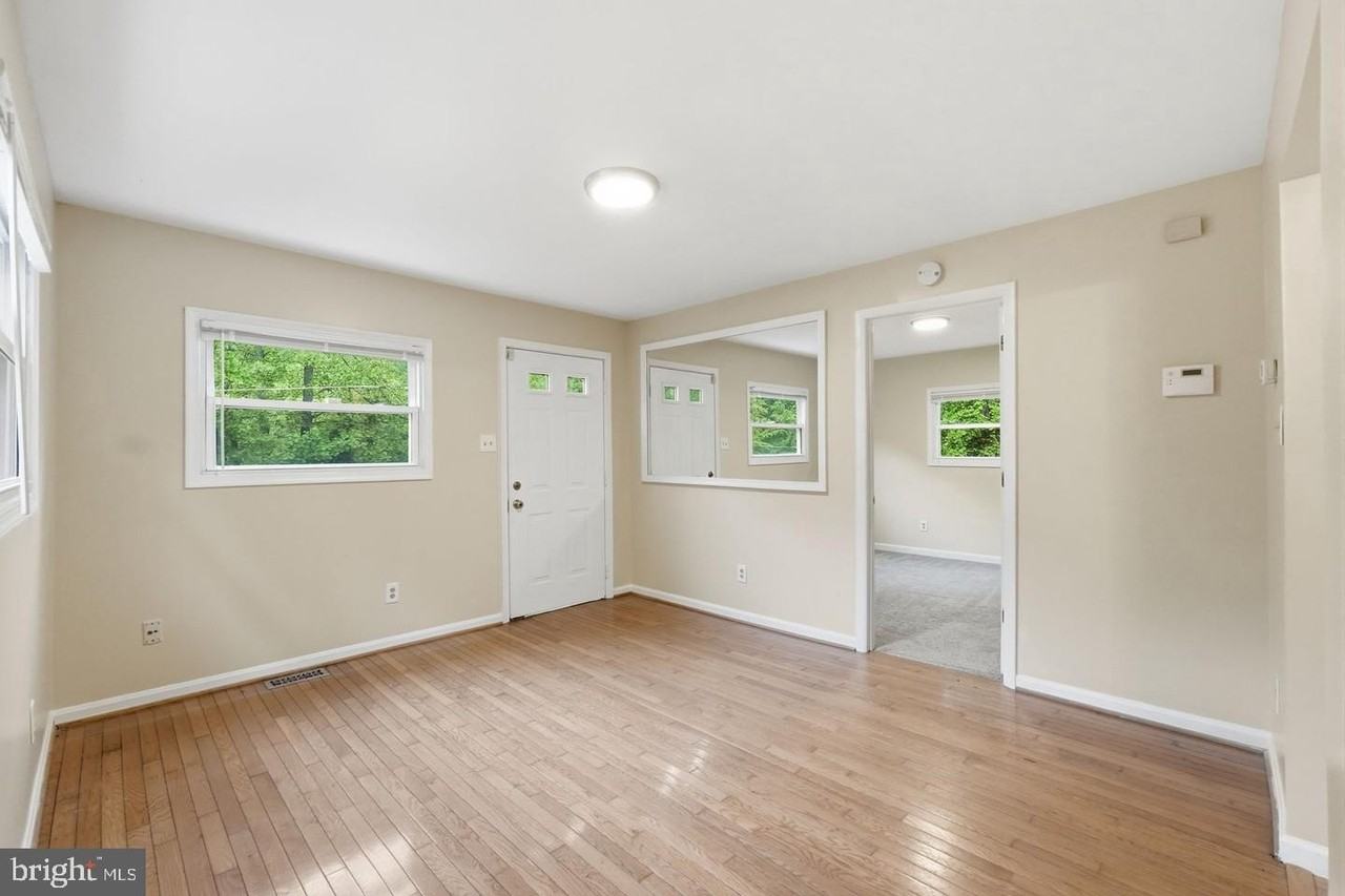 8402 Sleepy Hollow Rd - Photo 5 of 25