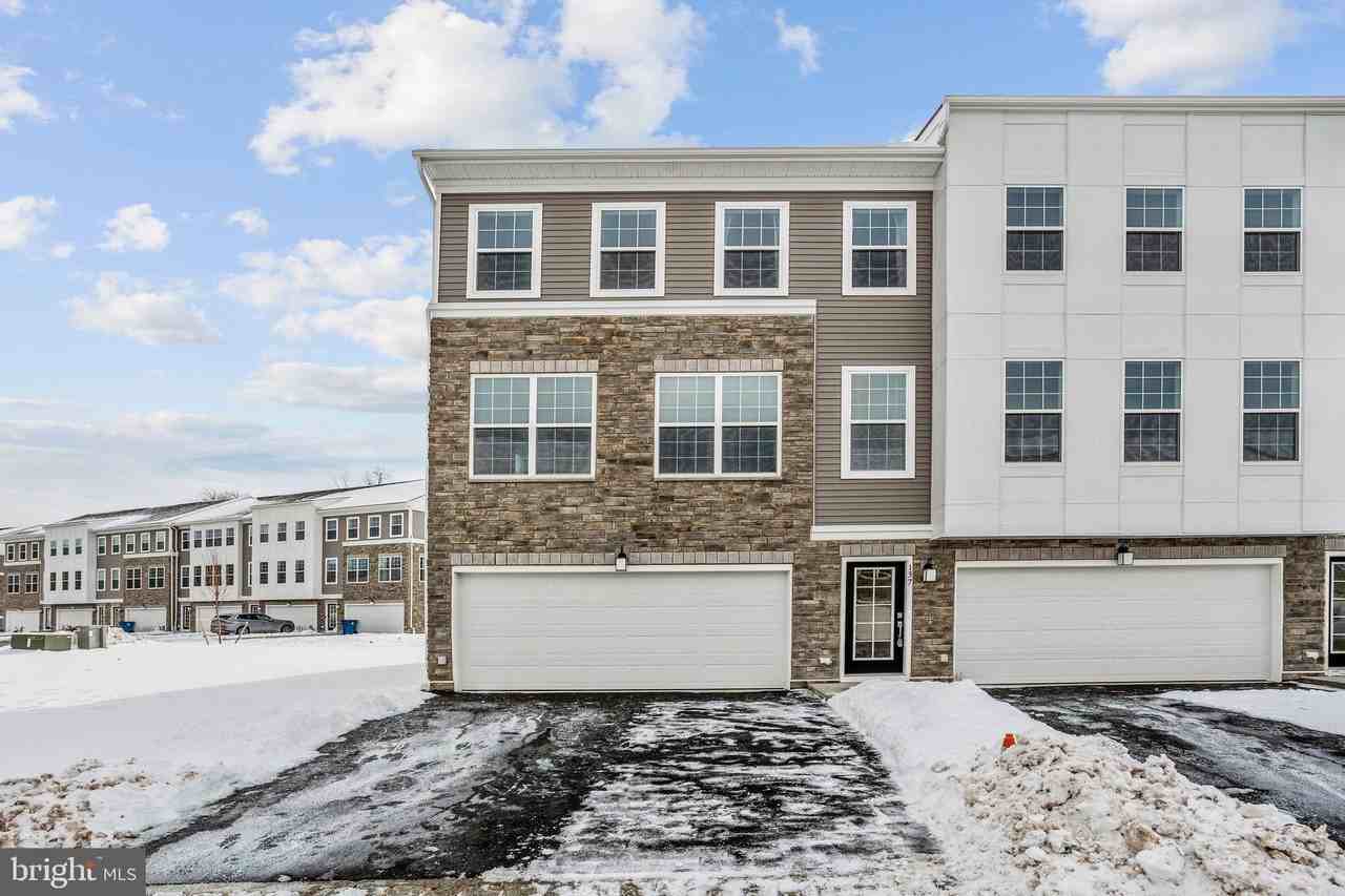 137 Ada Hightower Ave - Photo 2 of 39