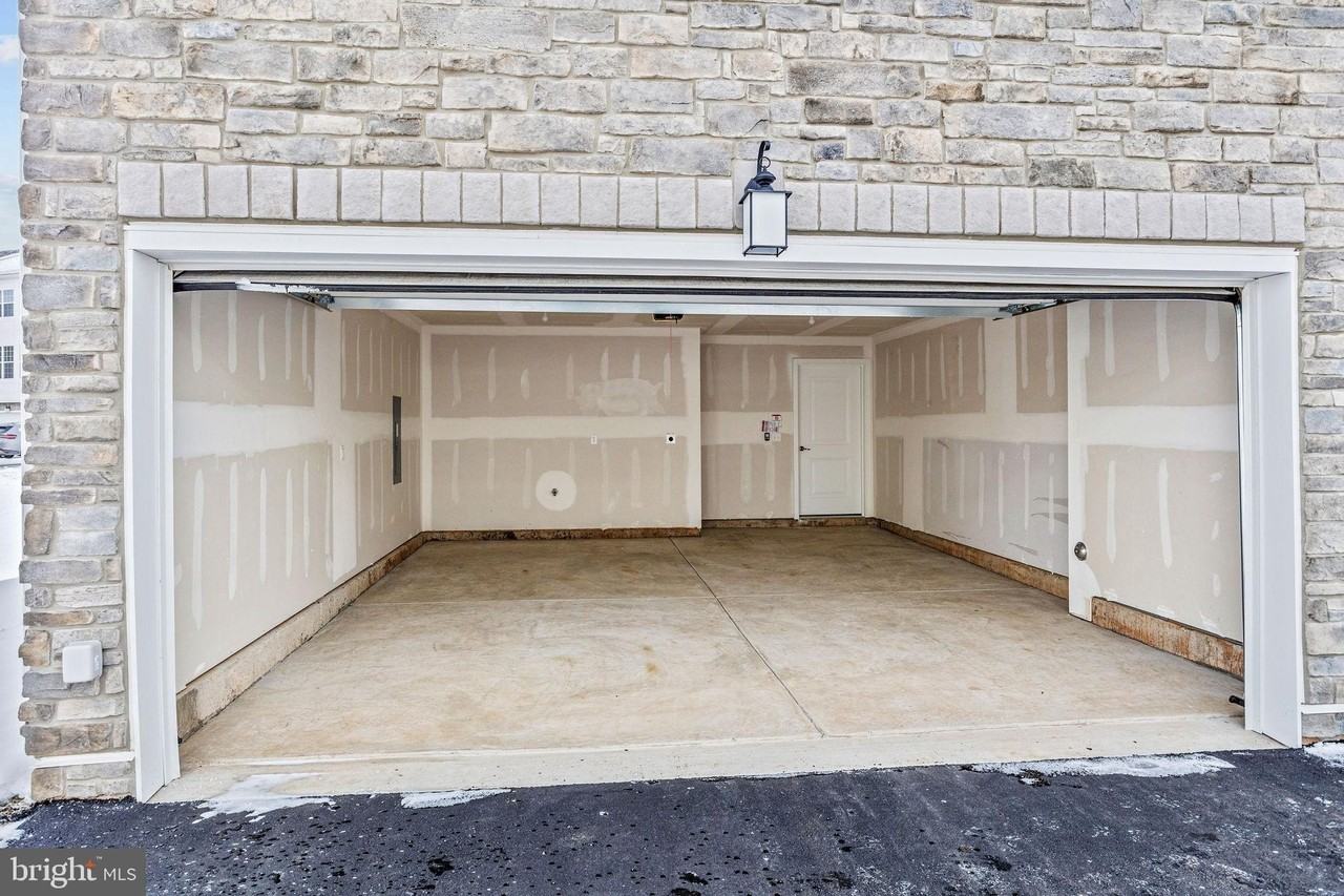 137 Ada Hightower Ave - Photo 3 of 39
