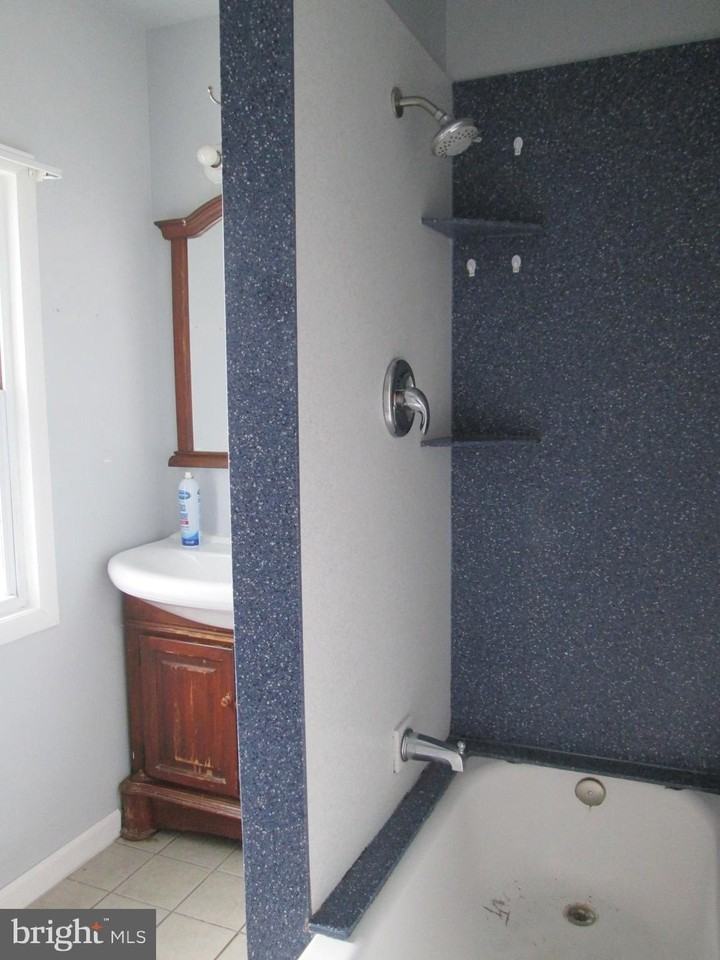 1208 Locust St - Photo 7 of 10