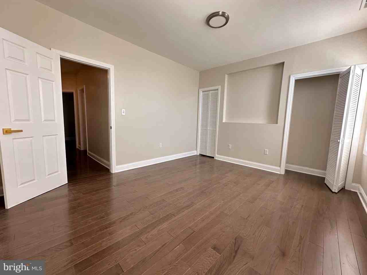 1822 S 22nd St - Photo 4 of 30