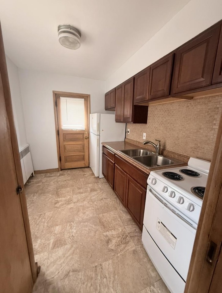 4002 N Farwell Ave - Photo 2 of 10
