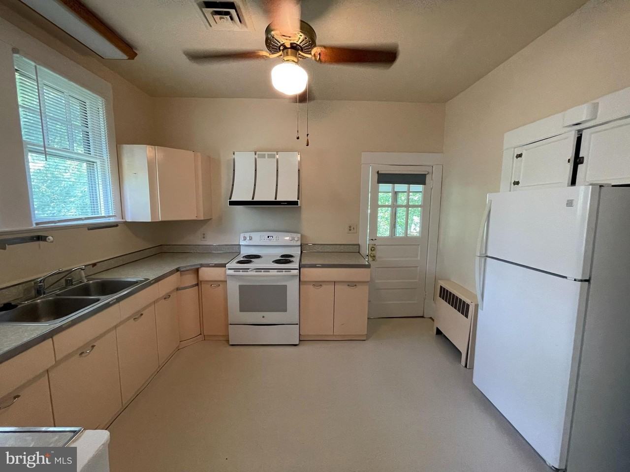 3017 3rd St N - Photo 5 of 39
