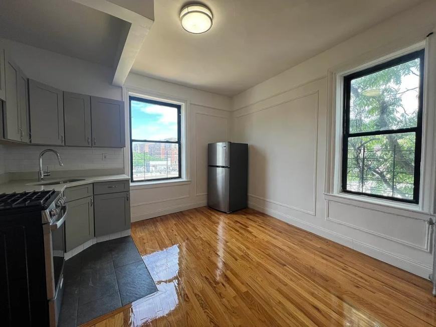 2080 Grand Concourse - Photo 2 of 5