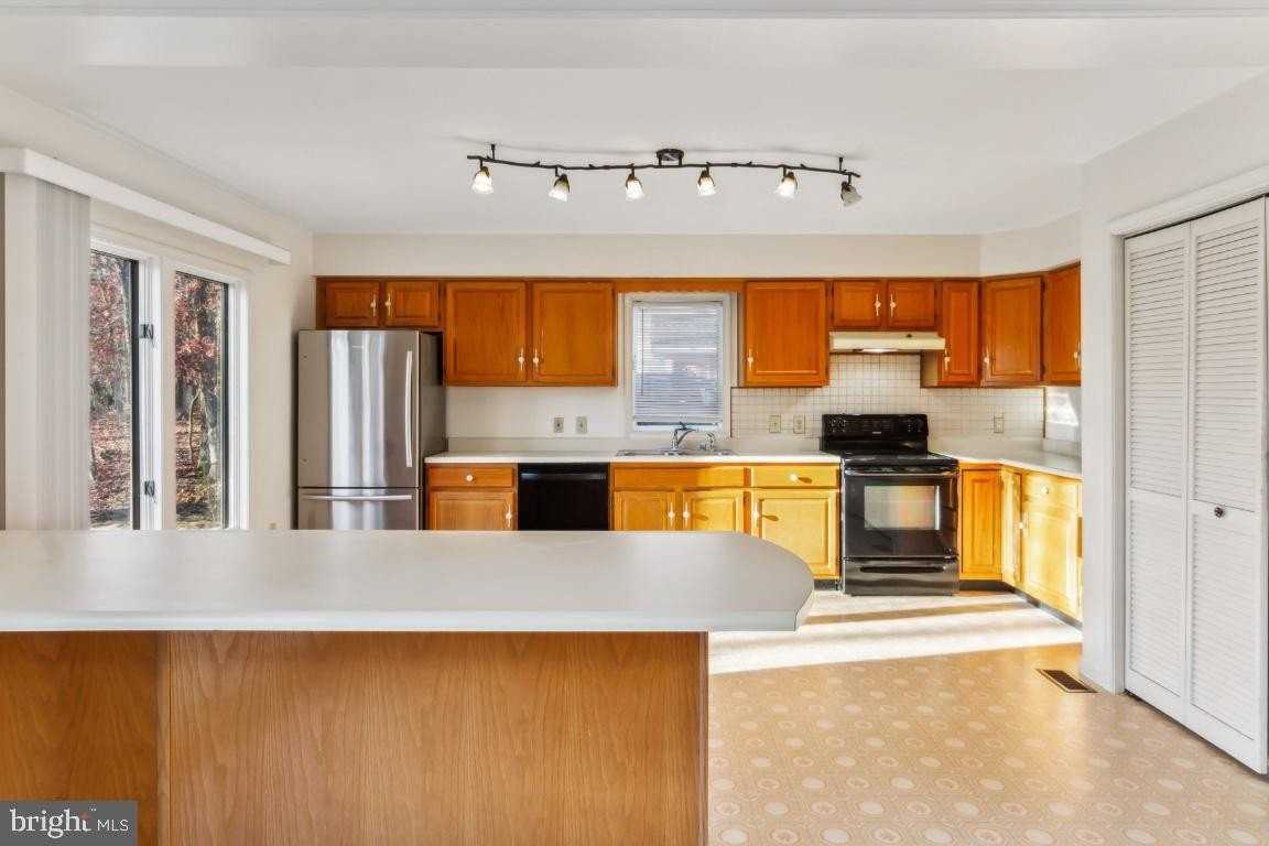 1232 Lakeview Dr - Photo 7 of 26