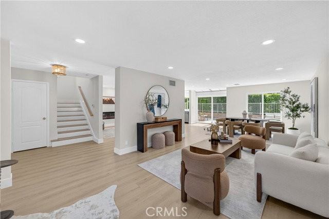29746 Michelis St - Photo 5 of 8