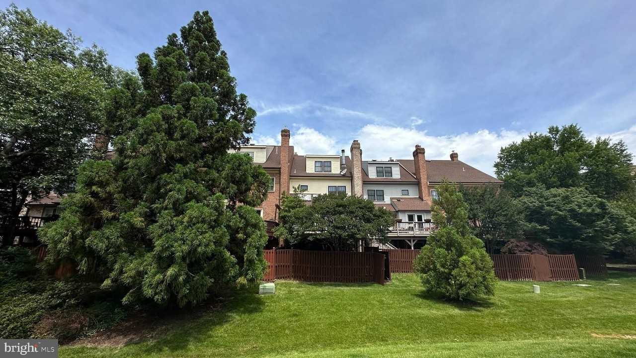 6313 Manchester Way - Photo 3 of 50