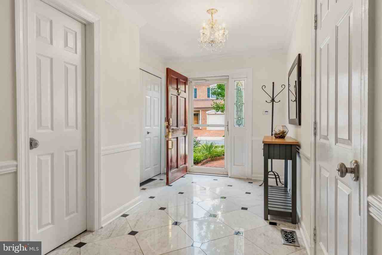 6313 Manchester Way - Photo 4 of 50