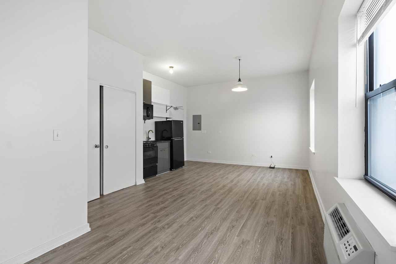 1136 W Wilson Ave #307 - Photo 3 of 11