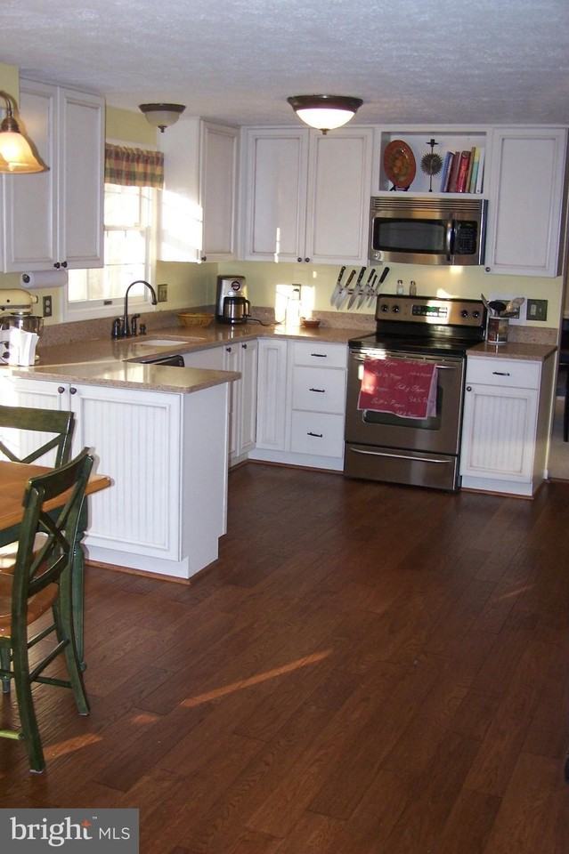 15404 Beachview Dr - Photo 3 of 32