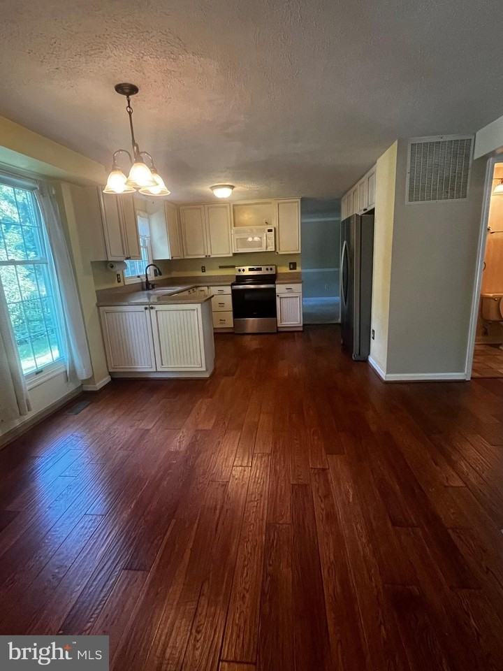 15404 Beachview Dr - Photo 5 of 32