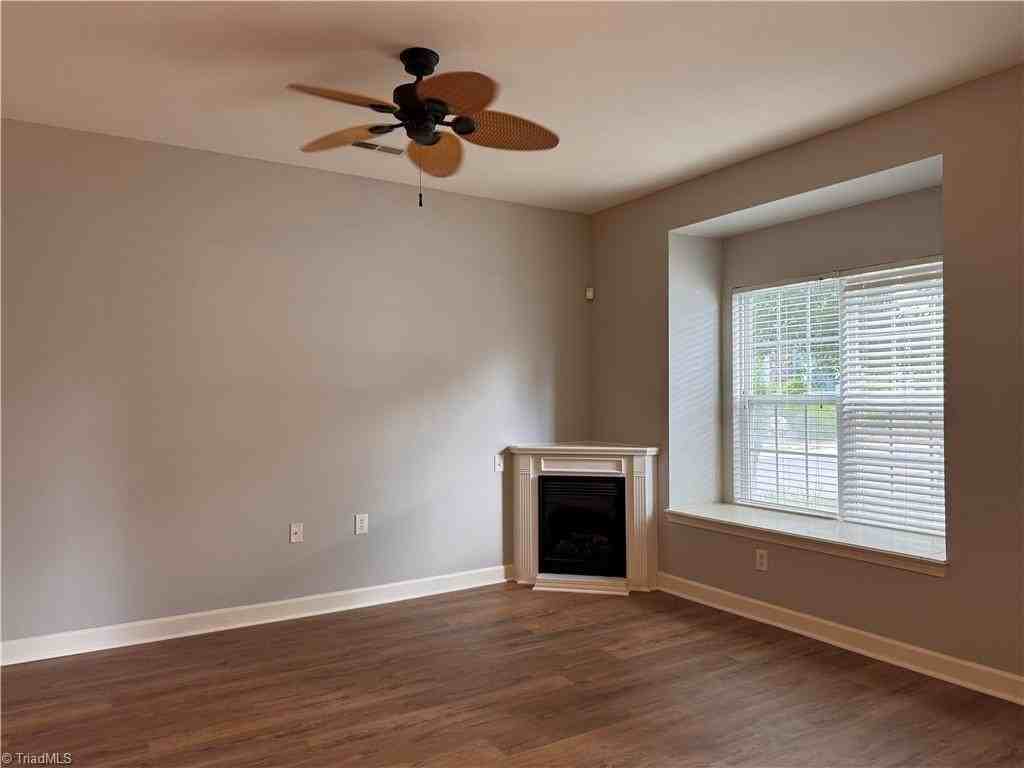 125 Humberside Dr - Photo 5 of 43