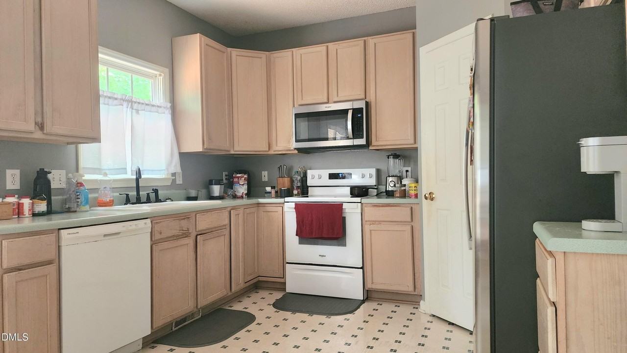 9017 Erinsbrook Dr - Photo 5 of 7