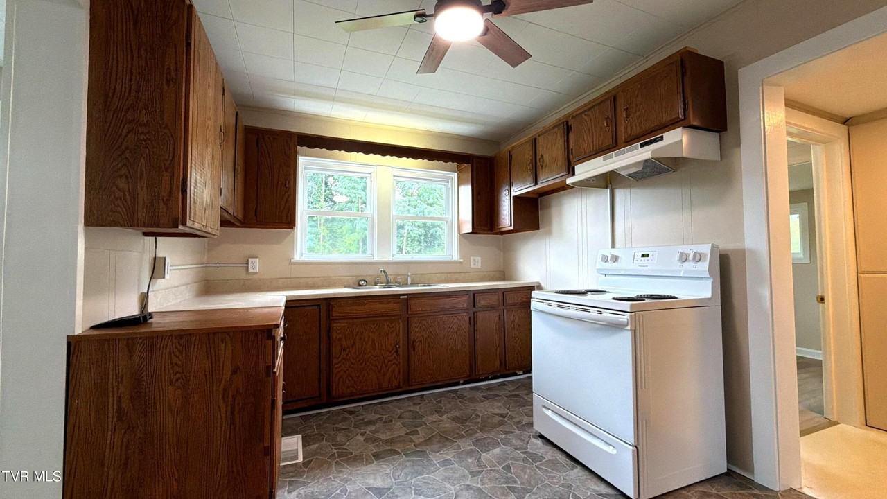 540 Oakwood St - Photo 2 of 23
