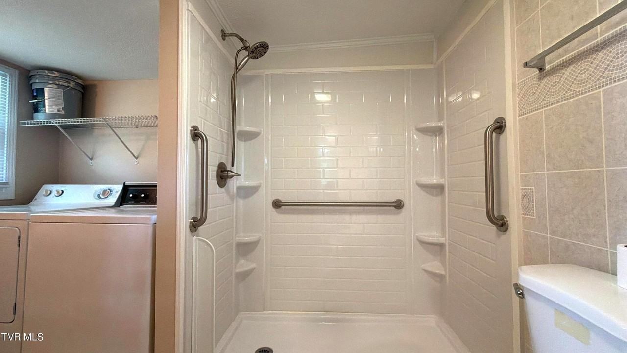 540 Oakwood St - Photo 4 of 23