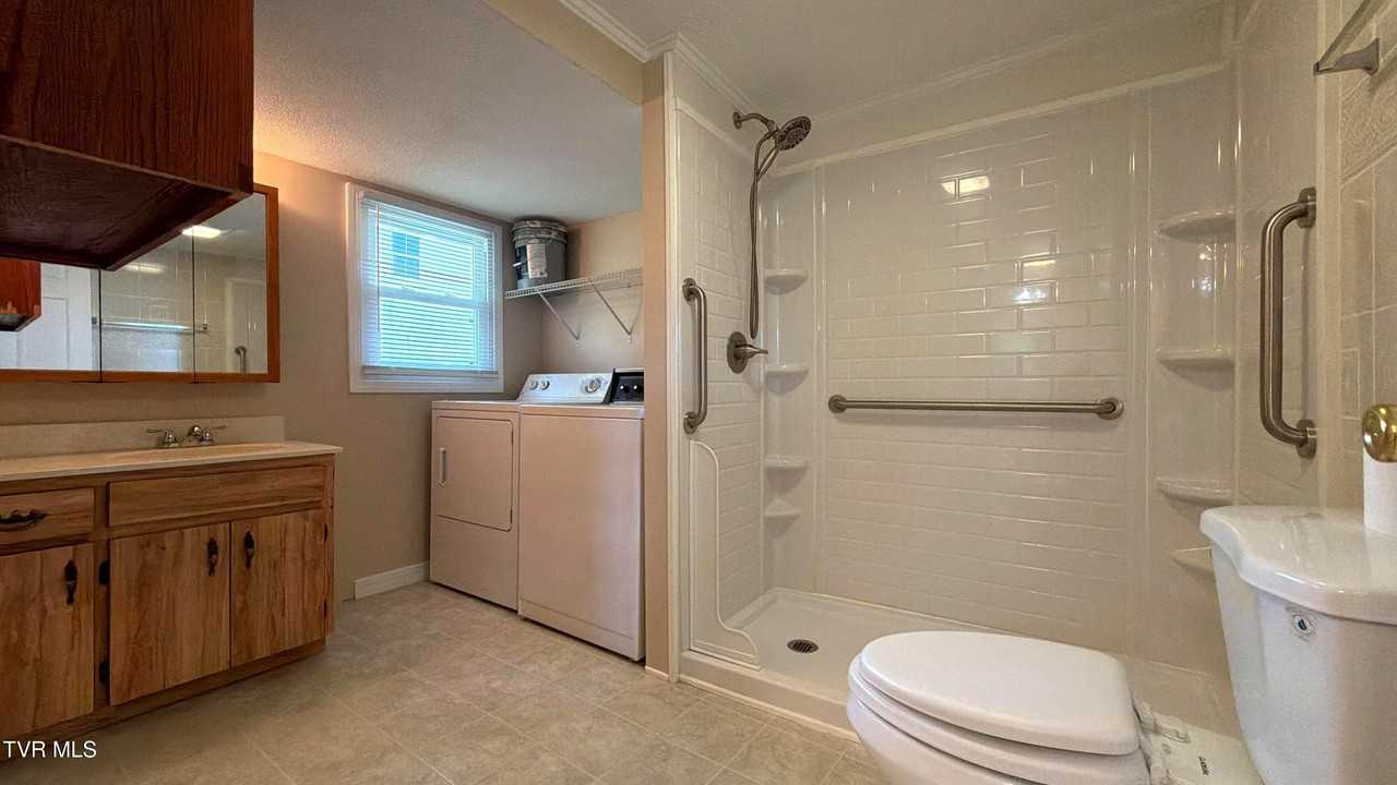 540 Oakwood St - Photo 5 of 23