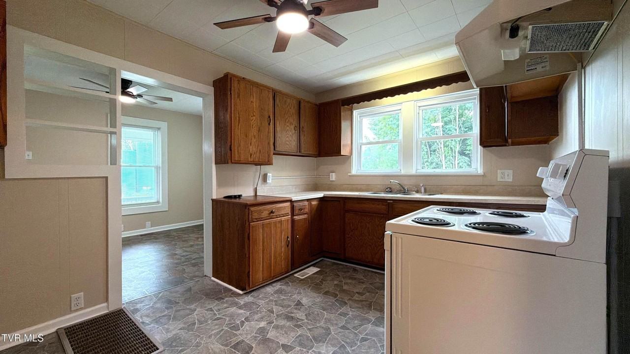 540 Oakwood St - Photo 6 of 23