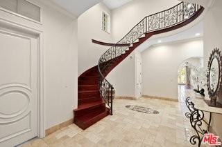 314 N Palm Dr - Photo 2 of 8