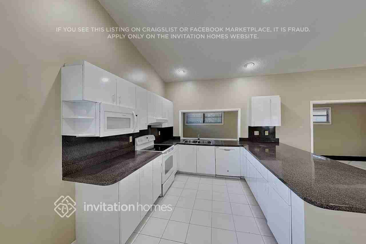 9575 Nw 25th Ct - Photo 5 of 18