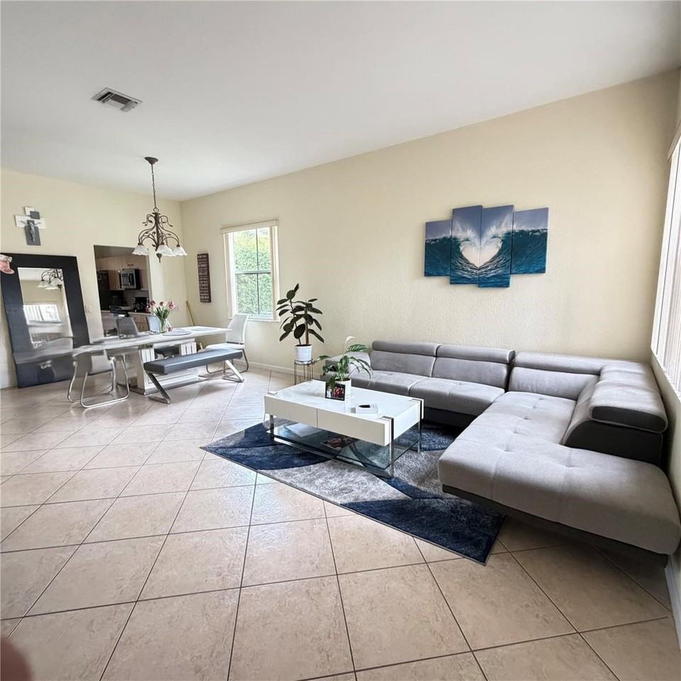 1006 Sunflower Cir - Photo 2 of 7