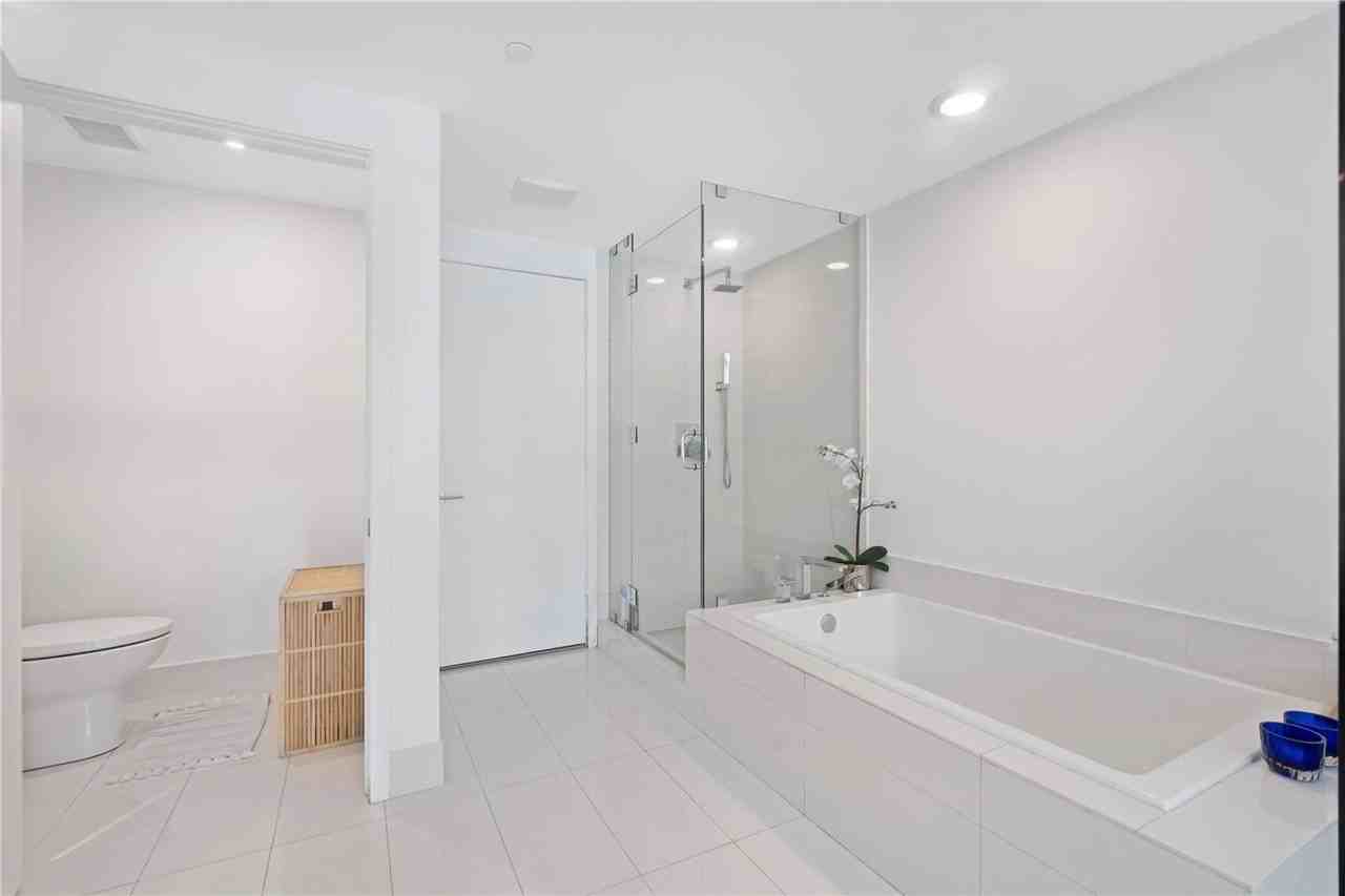 650 Ne 32nd St - Photo 6 of 8