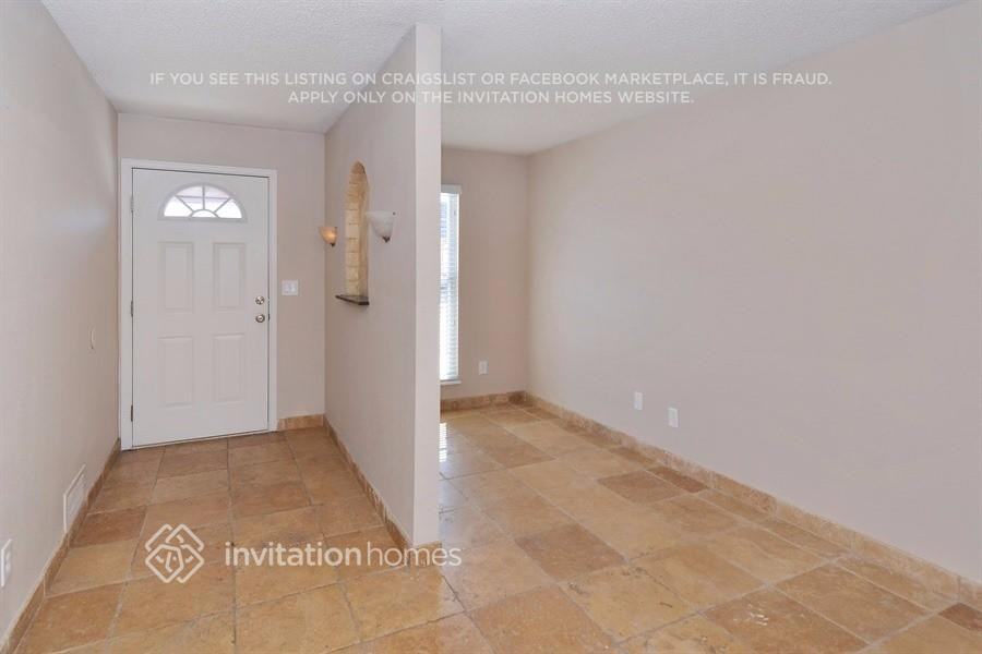2851 S Genoa St - Photo 3 of 20