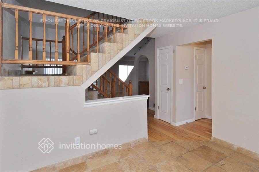 2851 S Genoa St - Photo 4 of 20